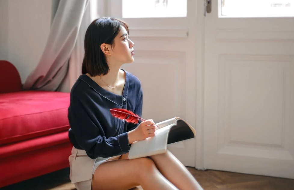 內向性格正在看書的女人.png
